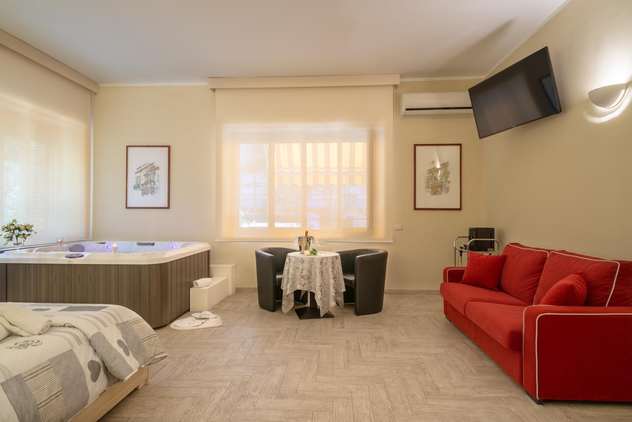 Villa Domus Salento Suites & Rooms Con Parcheggio Privato In Loco เลชเช ภายนอก รูปภาพ