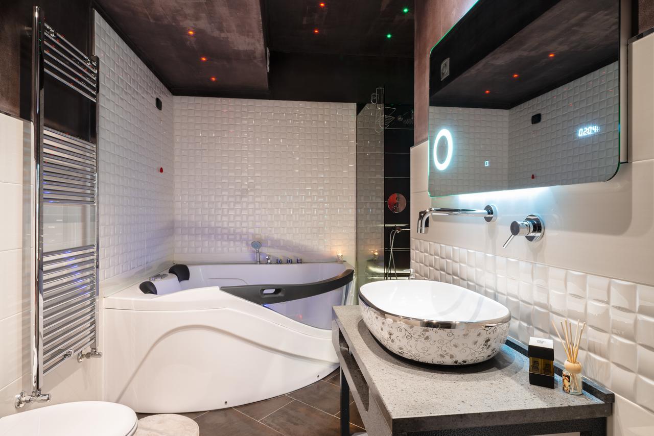 Villa Domus Salento Suites & Rooms Con Parcheggio Privato In Loco เลชเช ภายนอก รูปภาพ