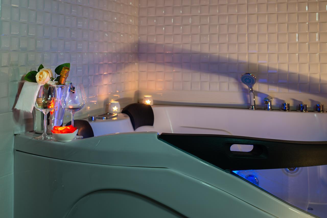 Villa Domus Salento Suites & Rooms Con Parcheggio Privato In Loco เลชเช ภายนอก รูปภาพ