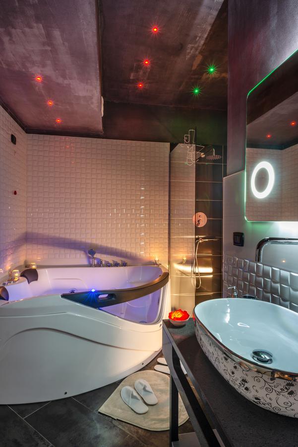 Villa Domus Salento Suites & Rooms Con Parcheggio Privato In Loco เลชเช ภายนอก รูปภาพ