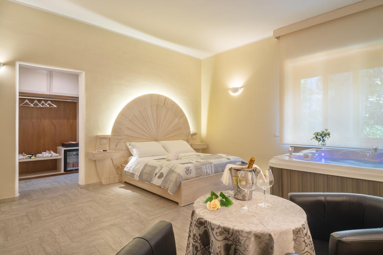Villa Domus Salento Suites & Rooms Con Parcheggio Privato In Loco เลชเช ภายนอก รูปภาพ